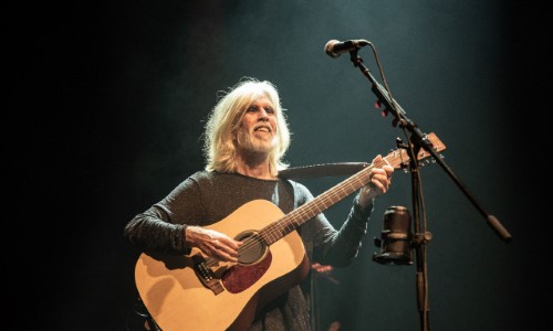 Oswaldo Montenegro leva sua nova turnê “Pra Te Rever” no palco do Cine Teatro 9 de Abril